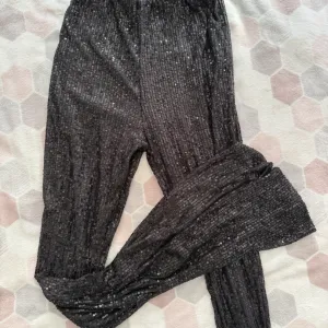 Crne pantalone sa cirkonima