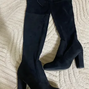 Crne duboke čizme sa stiklom