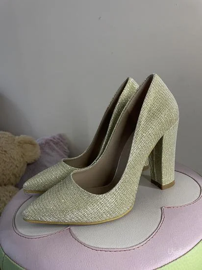 Zlatne cipele na štiklu 36