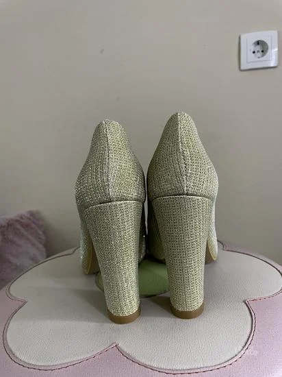 Zlatne cipele na štiklu 36