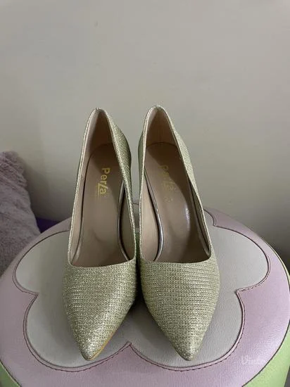 Zlatne cipele na štiklu 36