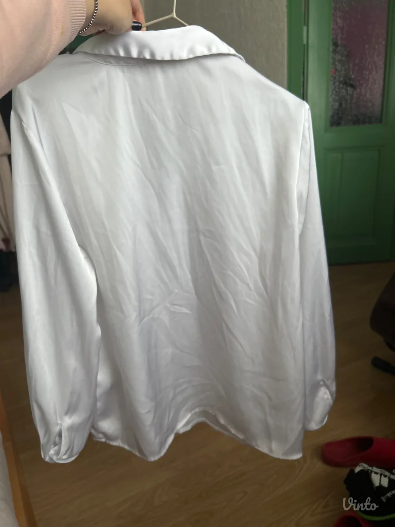 Svilena bela kosulja