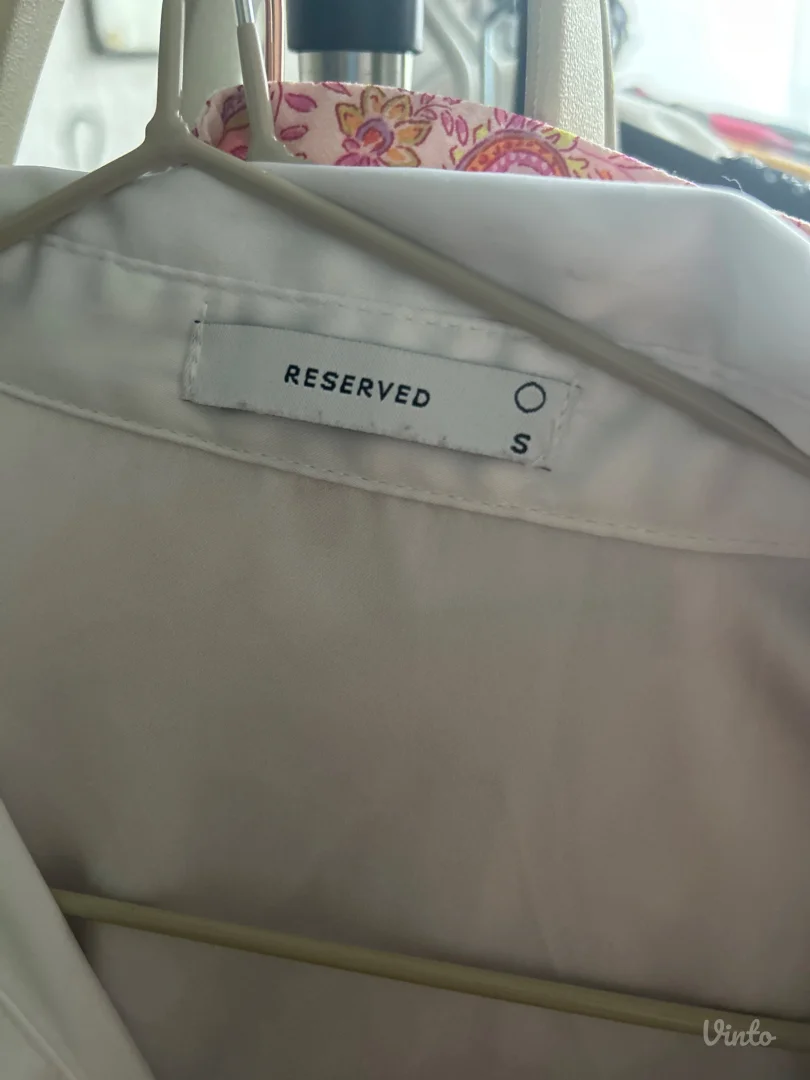 Svilena bela kosulja