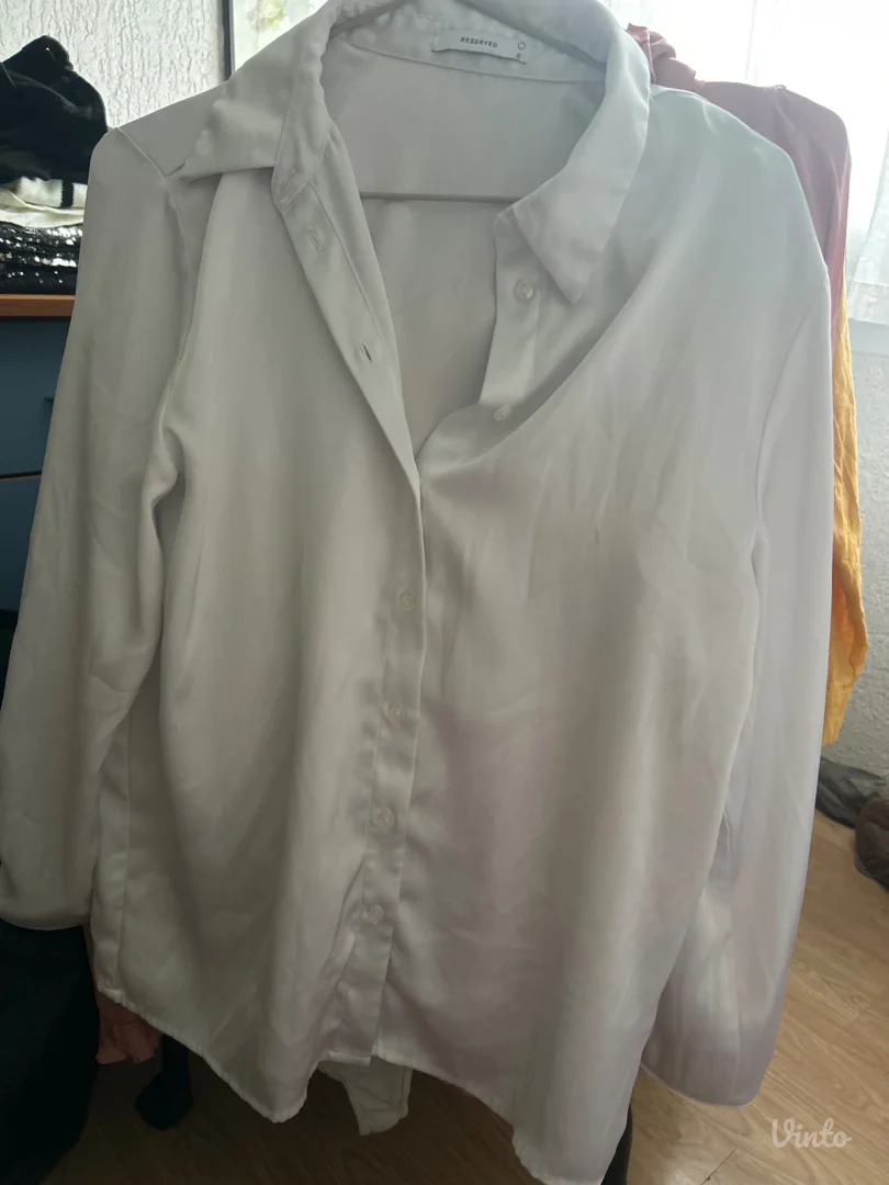Svilena bela kosulja