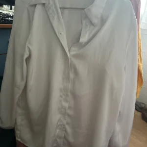 Svilena bela kosulja