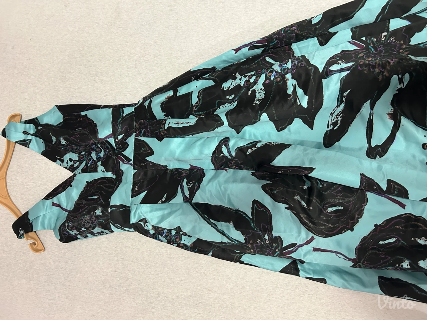 Dizajnerska-duga svečana haljina