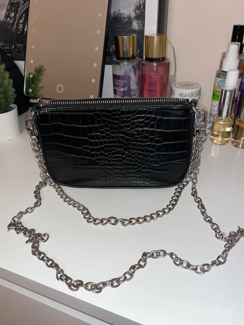 Crna Bershka torbica sa lancima