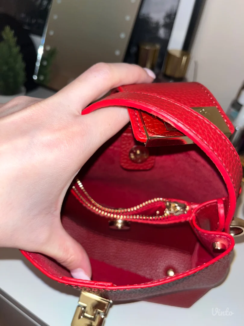 Mika brend crvena torbica