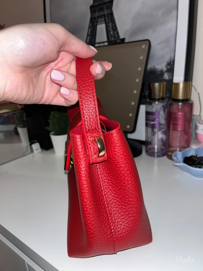 Mika brend crvena torbica