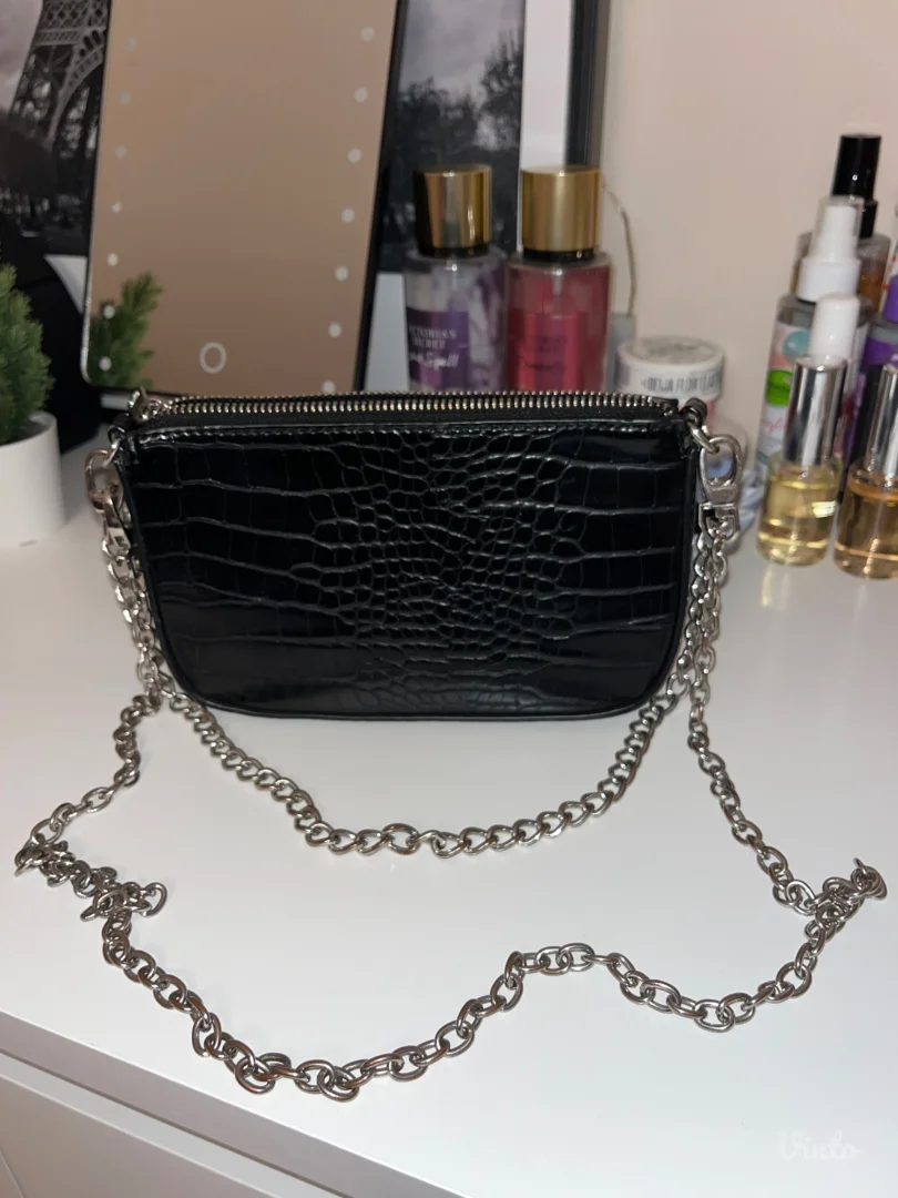 Crna Bershka torbica sa lancima