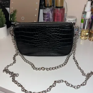 Crna Bershka torbica sa lancima