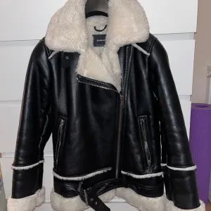 Avijator zimska jakna iz Stradivariusa