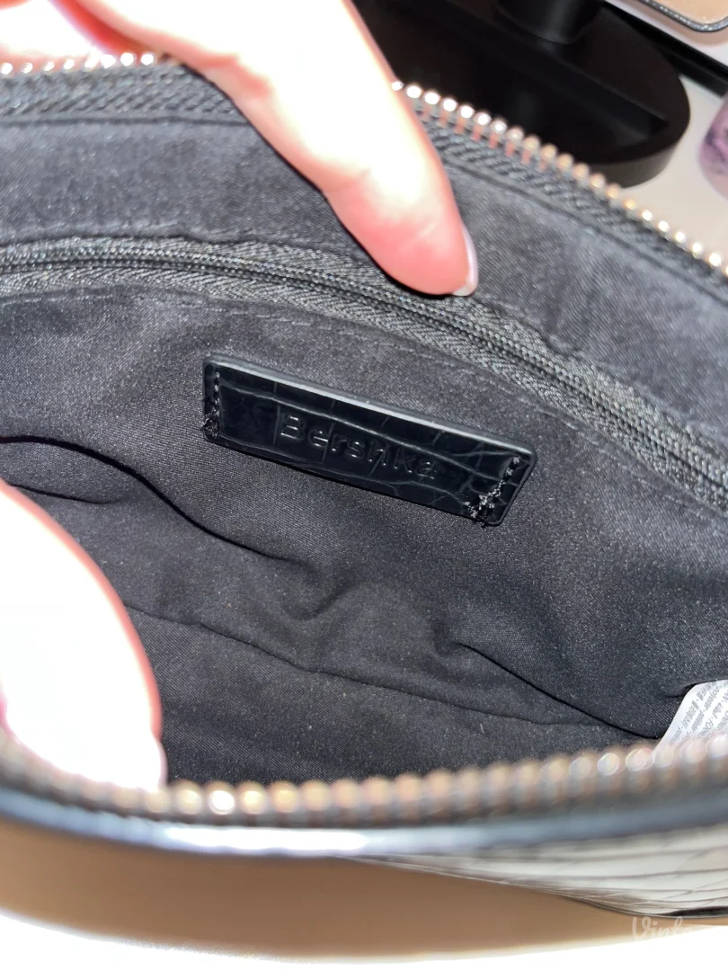 Crna Bershka torbica sa lancima