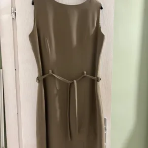 Maslonasto zelena haljina