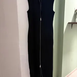 Crna uska haljina ZARA