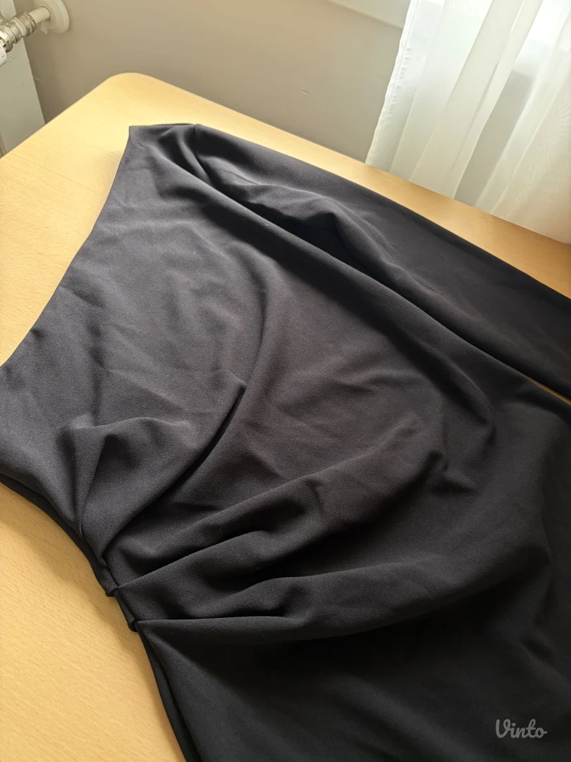 H&M crna haljina na jedno rame