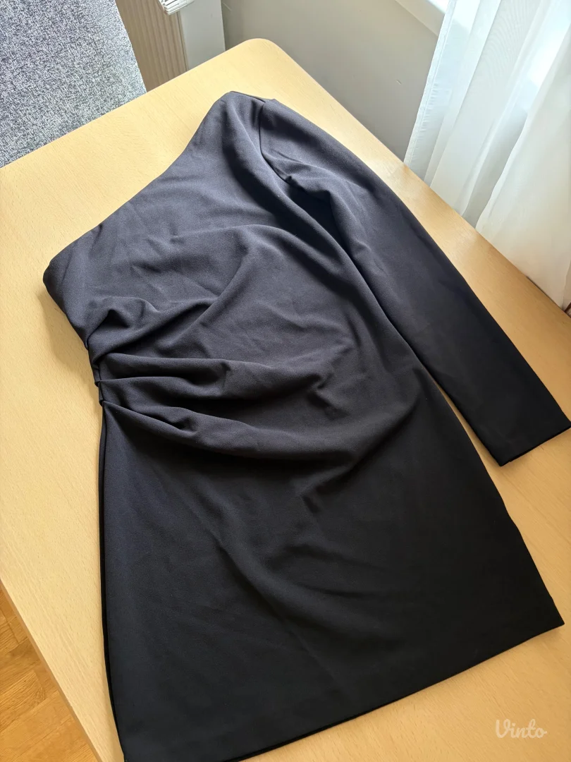 H&M crna haljina na jedno rame