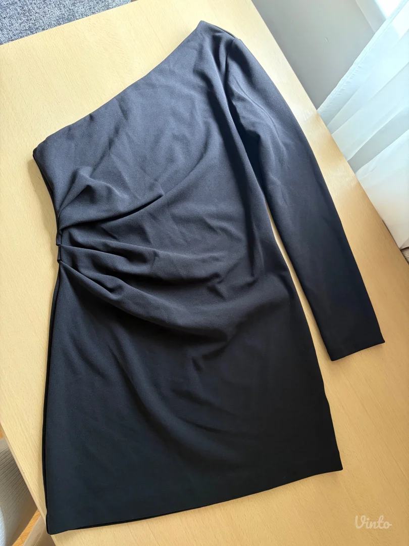 H&M crna haljina na jedno rame