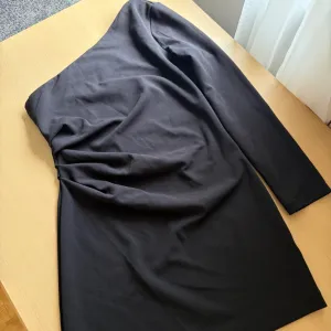 H&M crna haljina na jedno rame