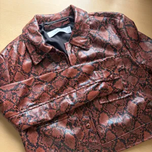 Bershka crop jaknica