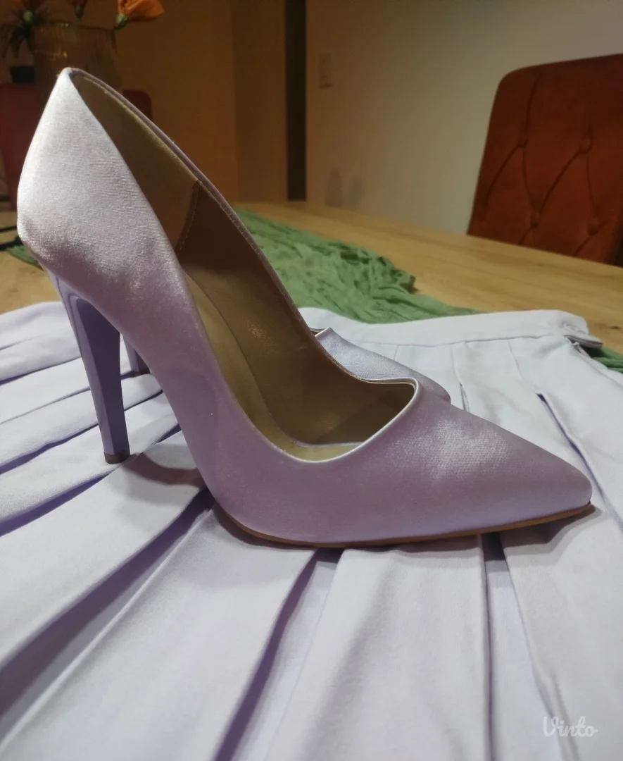 Lila saten haljina i cipele