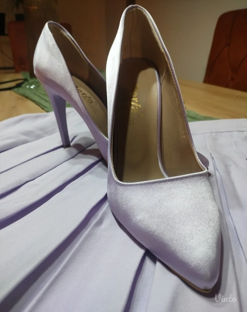 Lila saten haljina i cipele