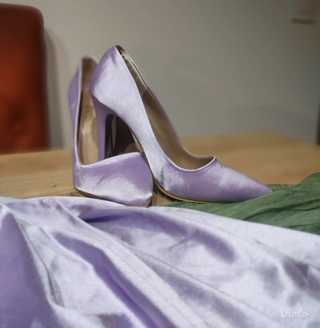 Lila saten haljina i cipele