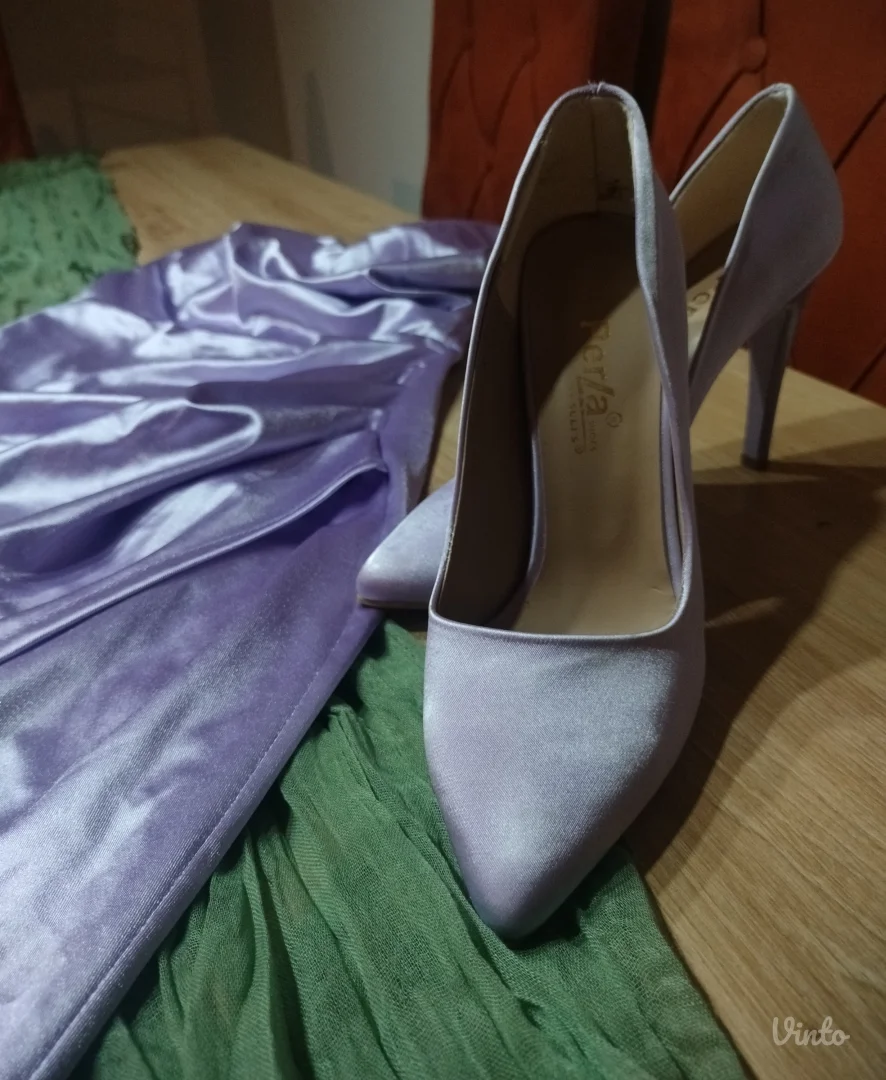 Lila saten haljina i cipele