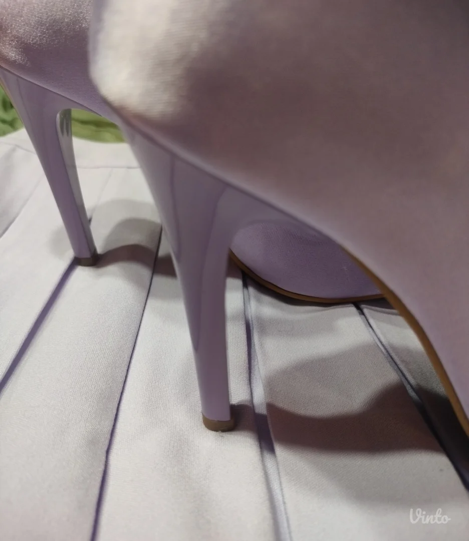 Lila saten haljina i cipele