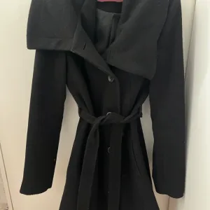 Katrin crni vuneni kaput