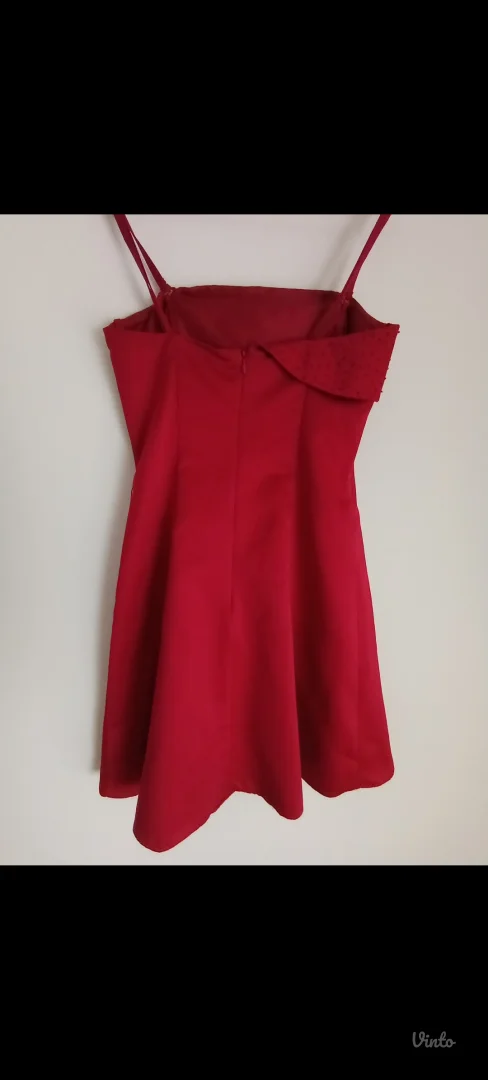 Crvena satenska haljina