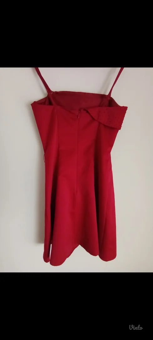 Crvena satenska haljina