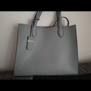 Carpisa zenska torba