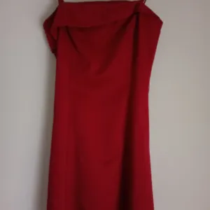 Crvena satenska haljina