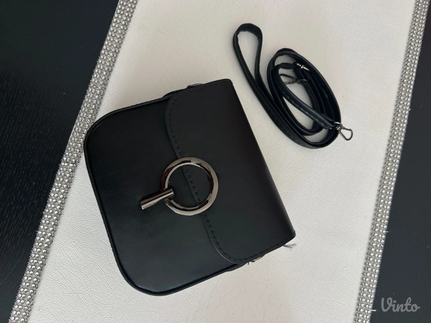 Crna elegantna torbica