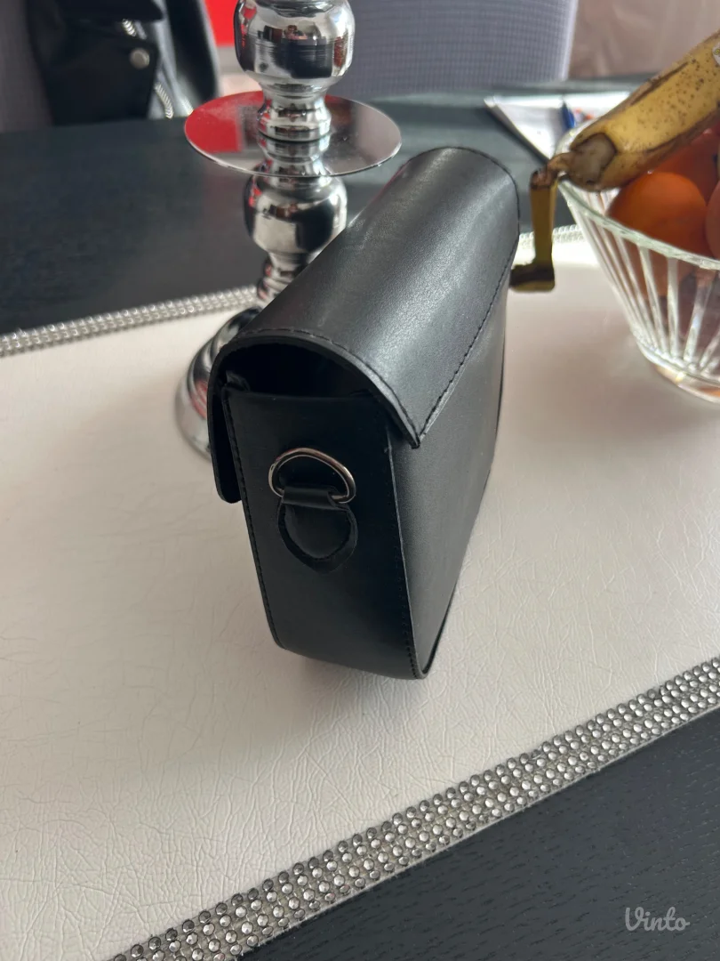 Crna elegantna torbica