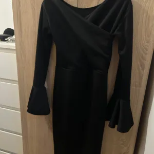 Crna elegantna haljina