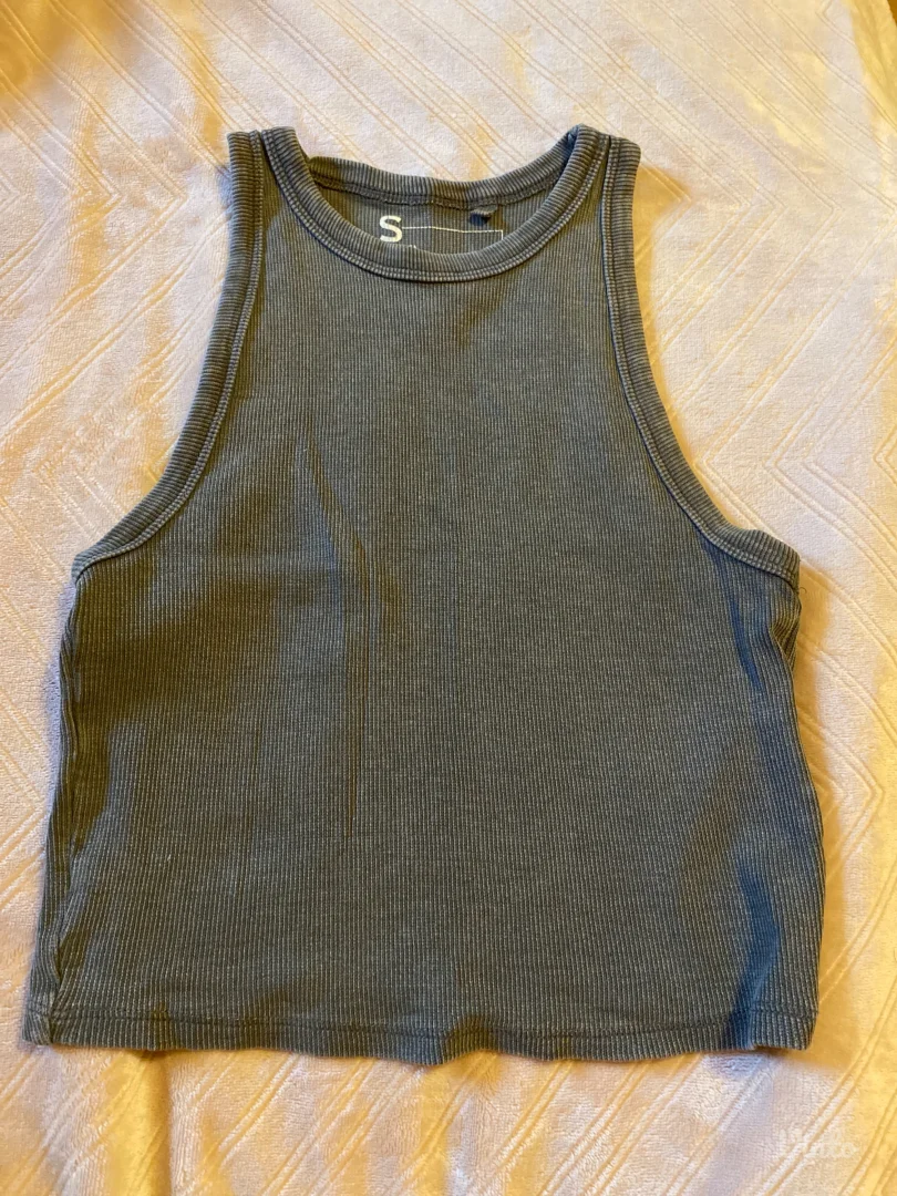 siva majica na bretele