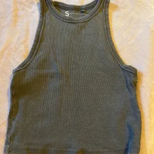 siva majica na bretele