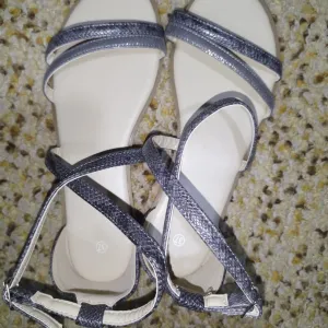 NOVE Ženske Sandale sa Zmijskim Printom – Broj 37