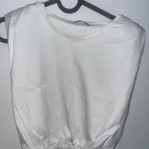 New Yorker bela majica sa naramenicama - xxs