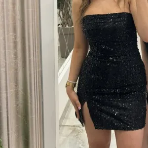 crna kratka haljina