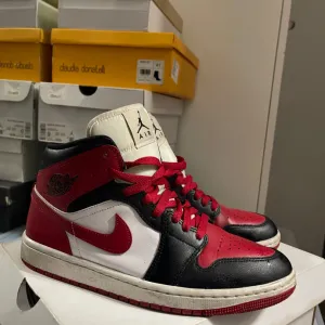 Nike Air Jordan 1 Mid patike