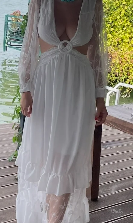 Bela zenska haljina