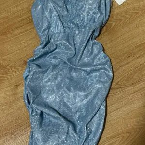 Šljokičavo plava korset haljina