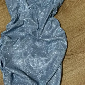 Šljokičavo plava korset haljina