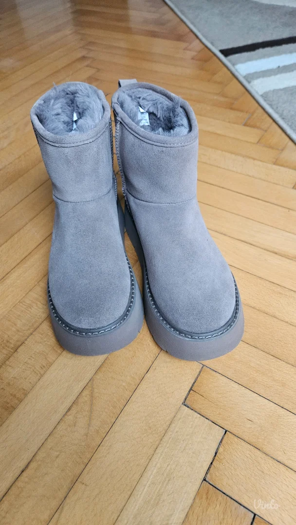 Stradivarius čizmice