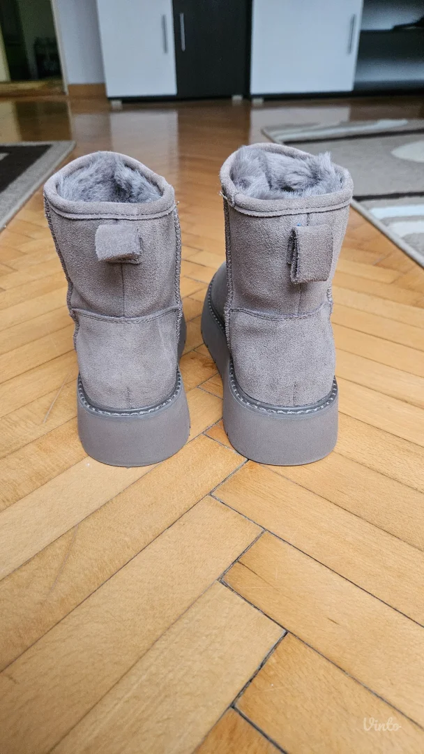 Stradivarius čizmice