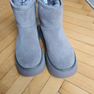 Stradivarius čizmice