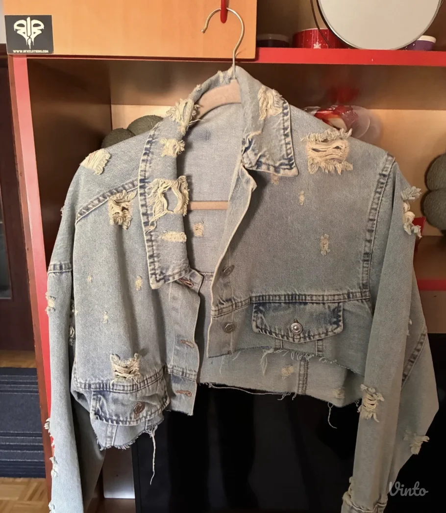 Krop svetla teksas jakna